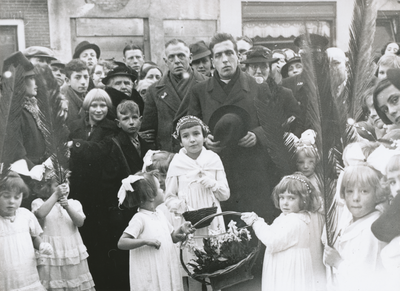 876731 Afbeelding van vermoedelijk een kleine processie ter viering van het paasfeest, uitgaande van de ...